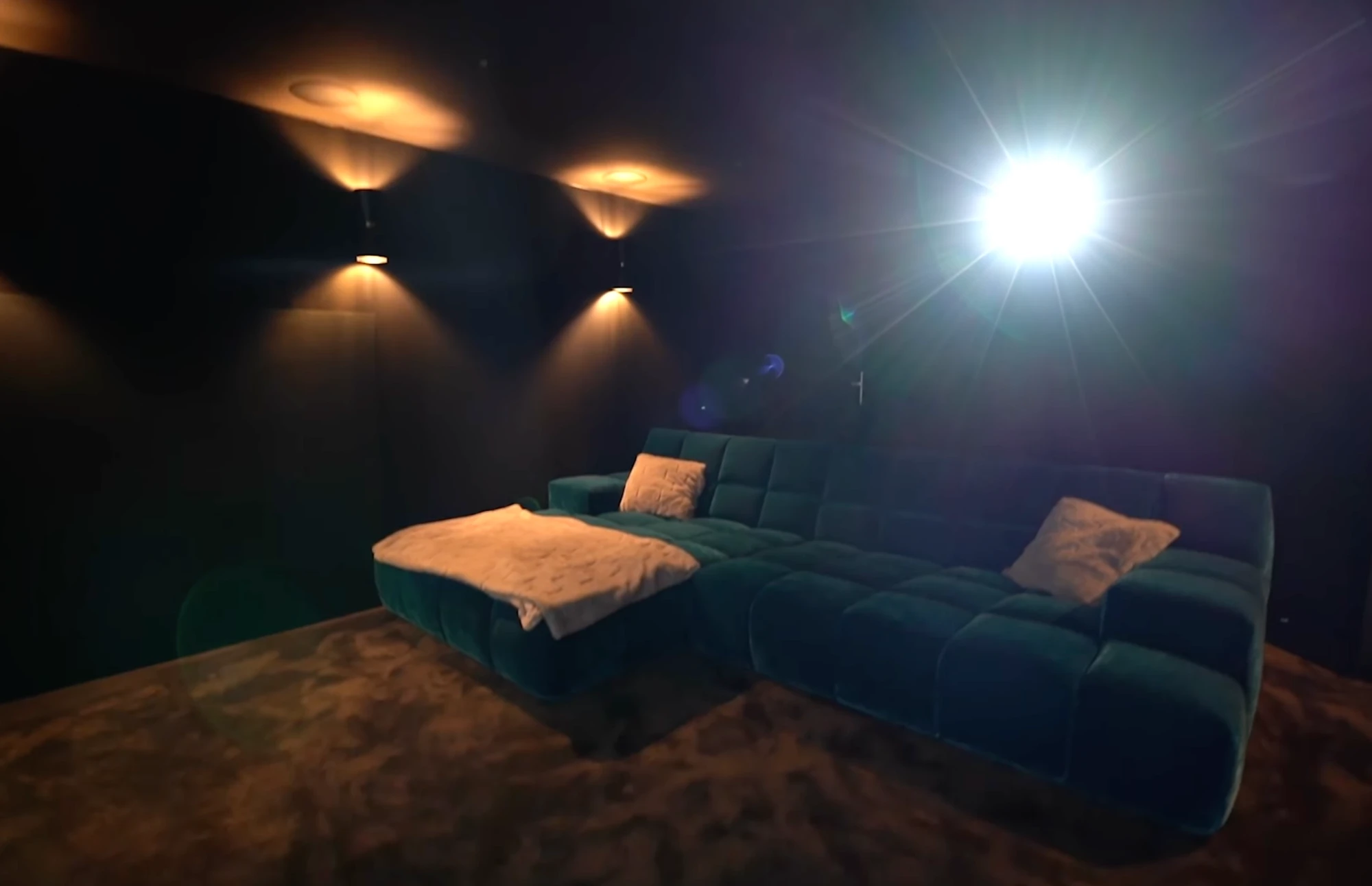 Salle de cinéma privé Chamonix vue de face — panneaux acoustiques, éclairage ambiance — AV Concept Products