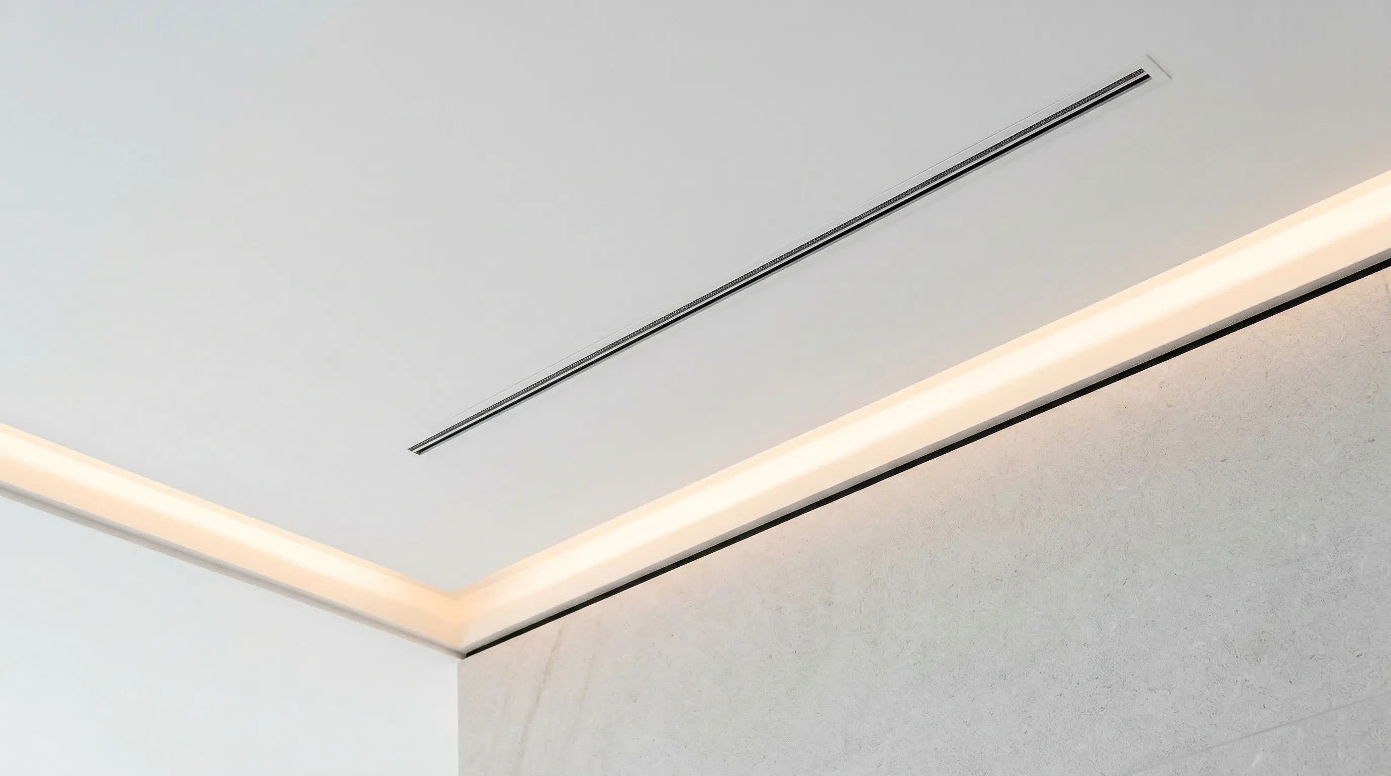 Grille de climatisation gainable encastrée dans un plafond avec éclairage indirect