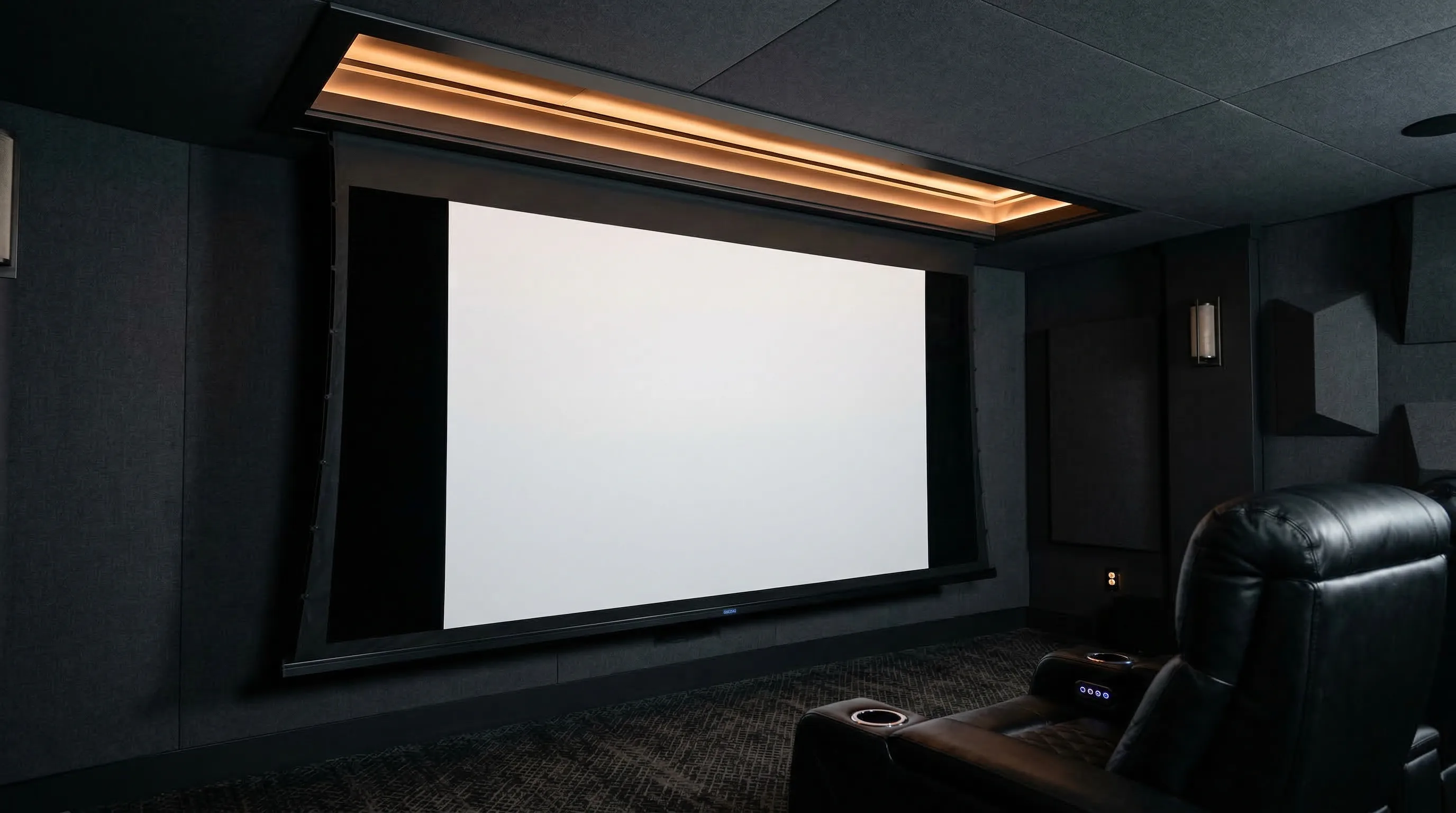 Écran de projection motorisé descendant du plafond dans un salon domotisé