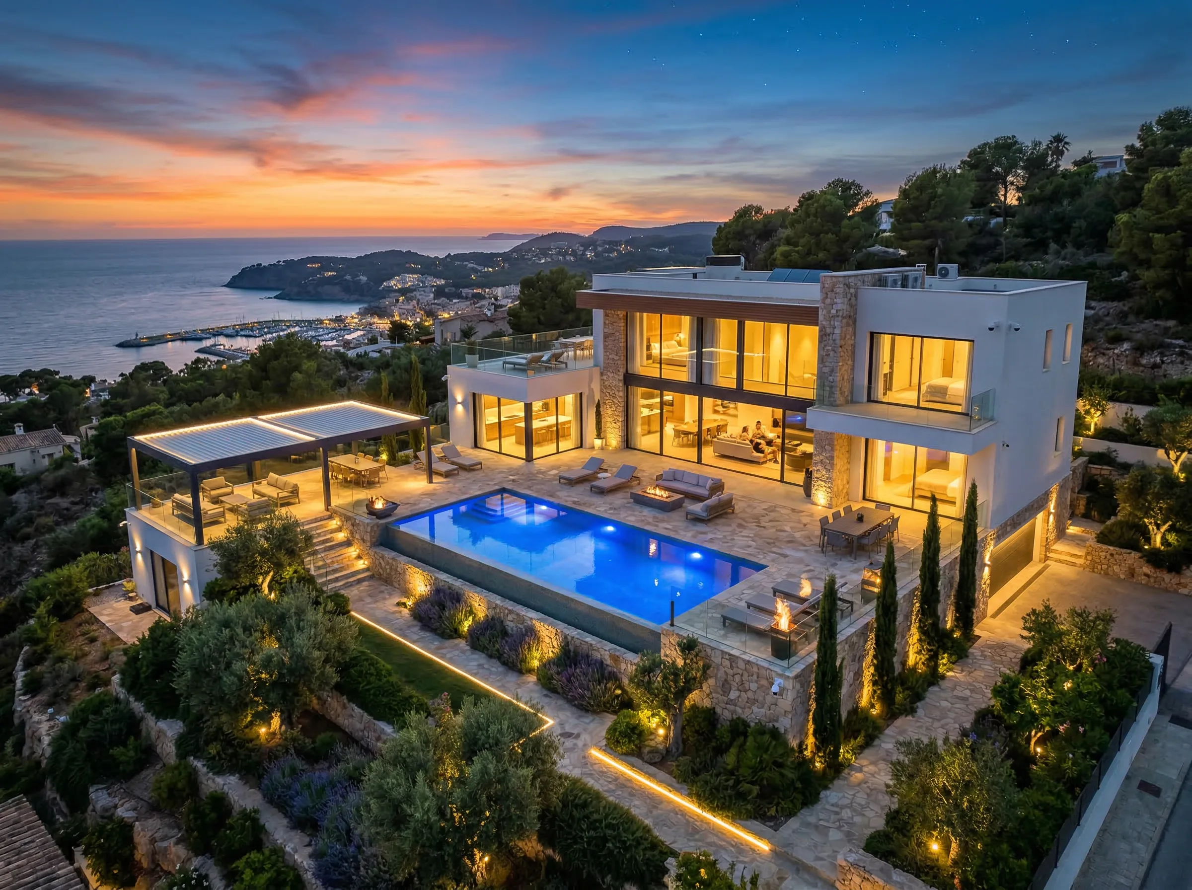Vue aérienne au crépuscule d'une villa méditerranéenne avec éclairage automatisé et piscine
