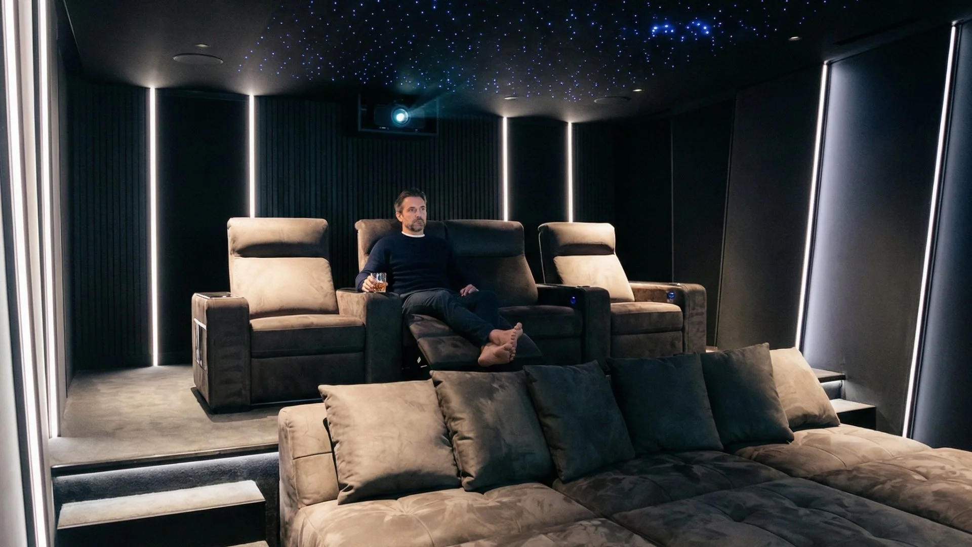 Homme seul dans une salle cinéma privée haut de gamme avec ciel étoilé