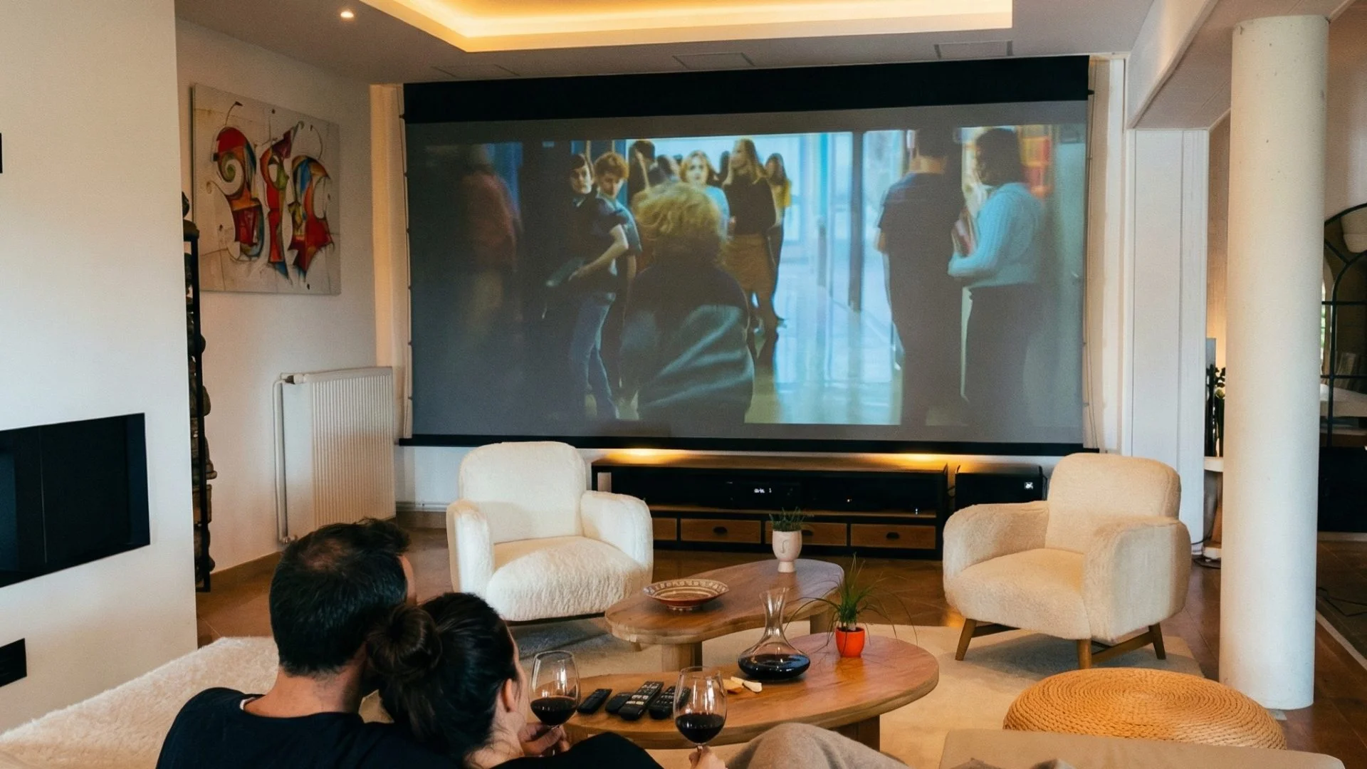 Couple profitant d'une soirée cinéma dans leur salon avec écran déroulant